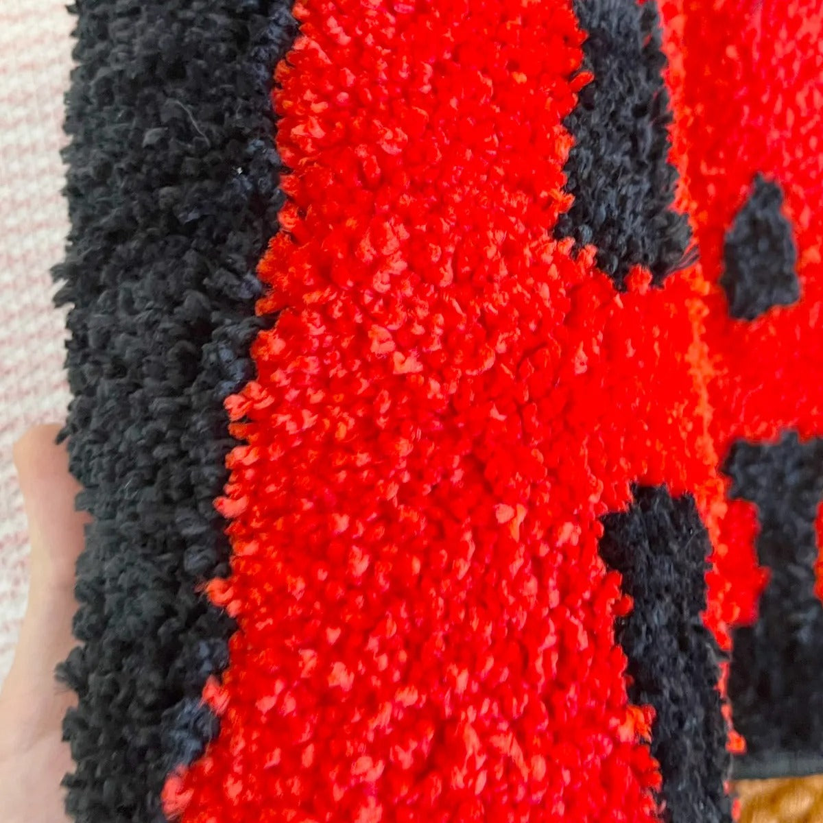 Black Red 'All Cash' Text Tufted Rug