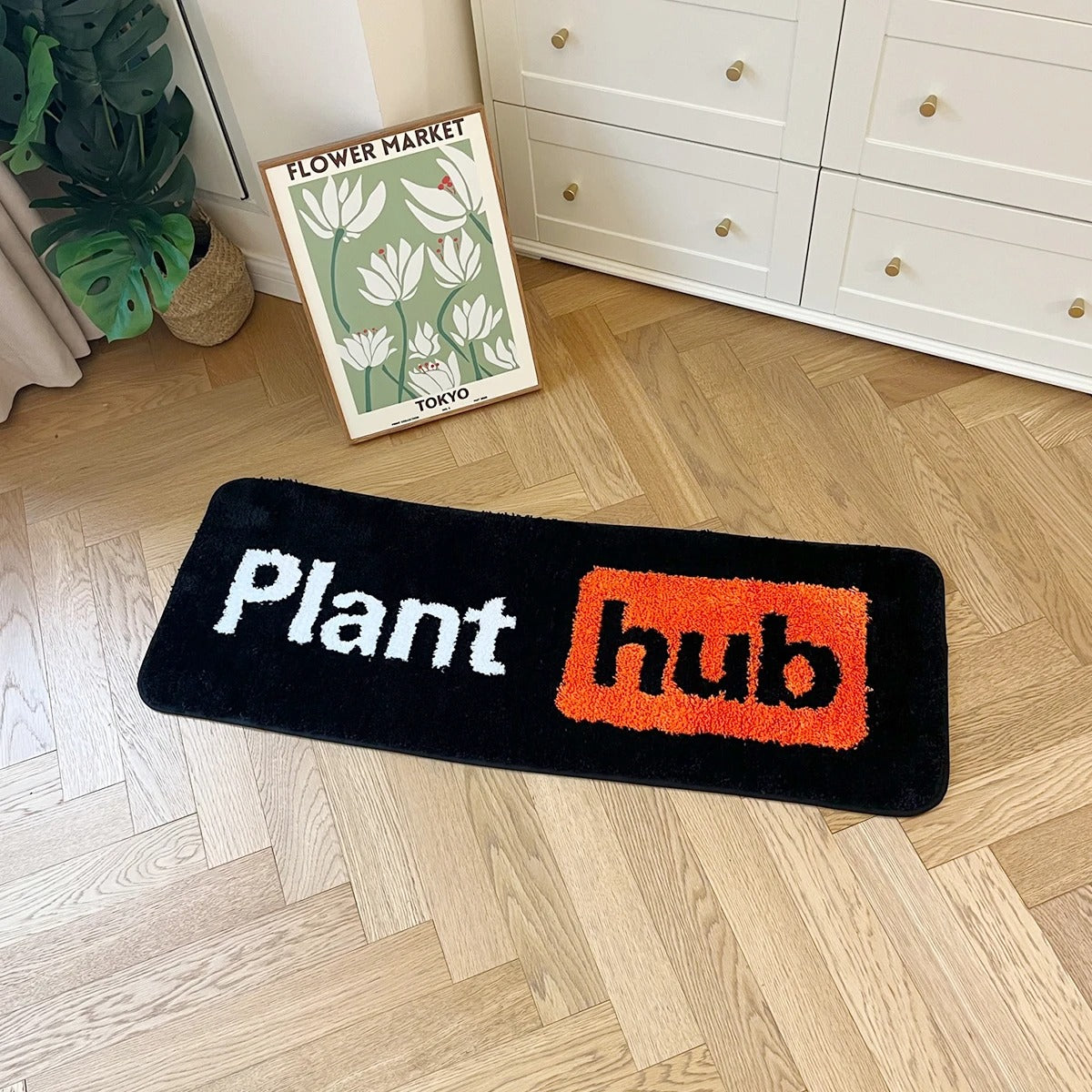 Black Orange 'Planthub' Tufted Rug